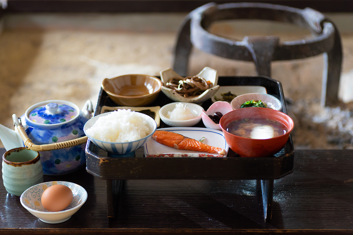 かやぶきのお宿 またべ